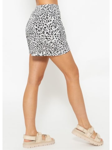 SASSYCLASSY Musselin Shorts mit Leo-Print in Hellbeige