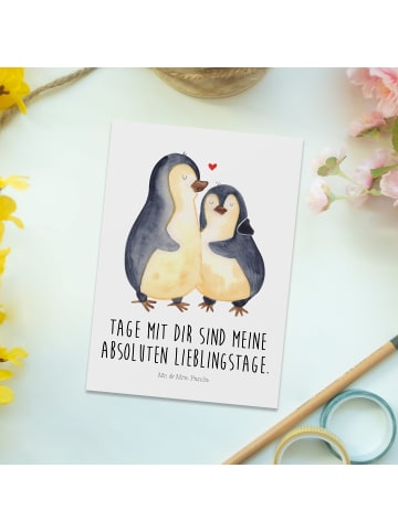 Mr. & Mrs. Panda Postkarte Pinguin umarmen mit Spruch in Weiß