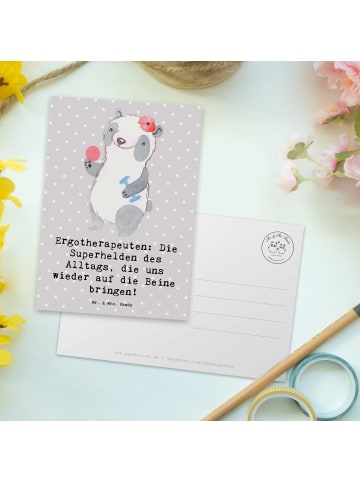 Mr. & Mrs. Panda Postkarte Ergotherapeutin Superhelden mit Spruch in Grau Pastell