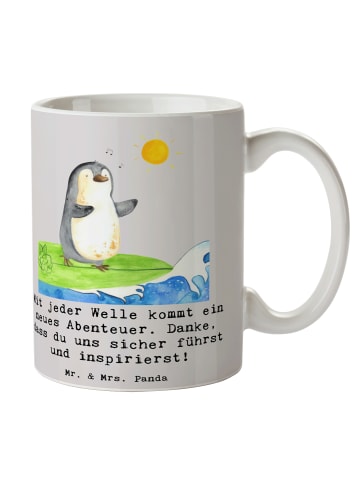 Mr. & Mrs. Panda Tasse Surfen Trainerin Abenteuer mit Spruch in Grau Pastell