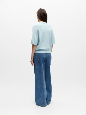 Object Pullover in Winter Sky