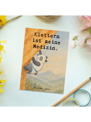 Mr. & Mrs. Panda Postkarte Panda Klettern Design mit Spruch in Weiß