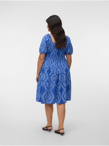 Vero Moda Gesmoktes Kleid in Dazzling Blue