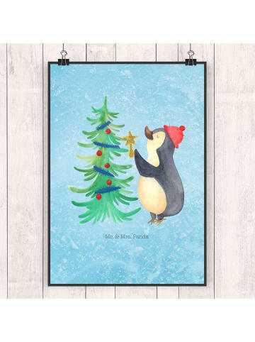 Mr. & Mrs. Panda Poster Pinguin Weihnachtsbaum ohne Spruch in Eisblau