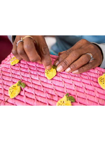Rice Quadratischer Raffia Korb mit Zitronen-Stickerei in pink