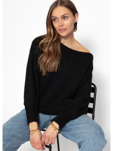 SASSYCLASSY Flauschiger Pullover mit U-Boot Ausschnitt in Schwarz