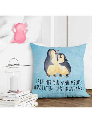Mr. & Mrs. Panda Sofakissen Pinguin umarmen mit Spruch in Eisblau