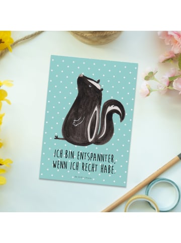 Mr. & Mrs. Panda Ansichtskarte Stinktier Sitzen mit Spruch in Türkis Pastell