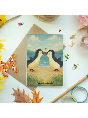 Mr. & Mrs. Panda Glückwunschkarte Pinguine Kuss Design ohne Spruch in Weiß