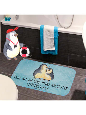 Mr. & Mrs. Panda Badeteppich Pinguin umarmen mit Spruch in Eisblau