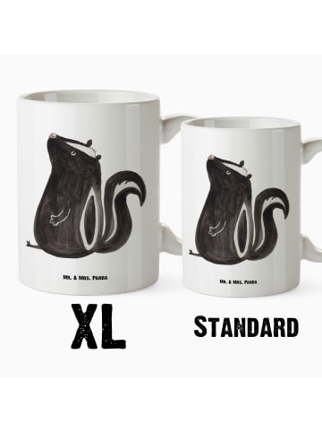 Mr. & Mrs. Panda Große Teetasse Stinktier Sitzen ohne Spruch in Weiß
