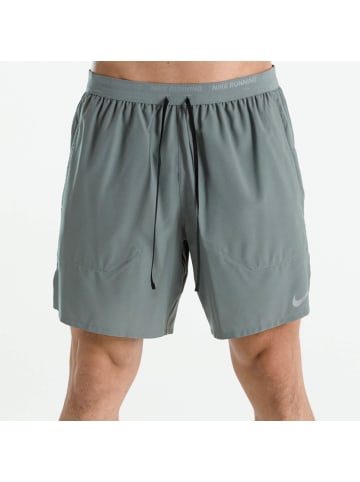 Nike Laufshorts DF STRIDE 2IN1 SHRT 7IN in Grau