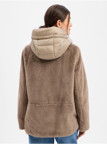 AMBER & JUNE Kunstfelljacke in taupe