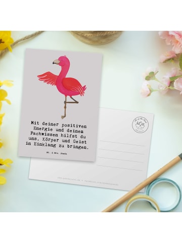 Mr. & Mrs. Panda Postkarte Yoga Trainerin Harmonie mit Spruch in Grau Pastell