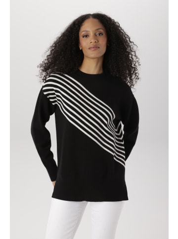 Strickpullover in schwarz mit weißen Streifen