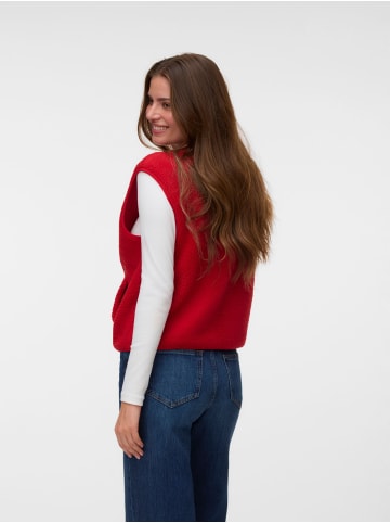 Vero Moda Teddyfell Weste in High Risk Red