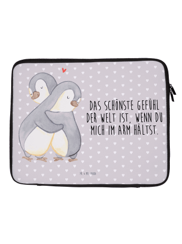 Mr. & Mrs. Panda Laptop Hülle Pinguine Kuscheln mit Spruch in Grau Pastell