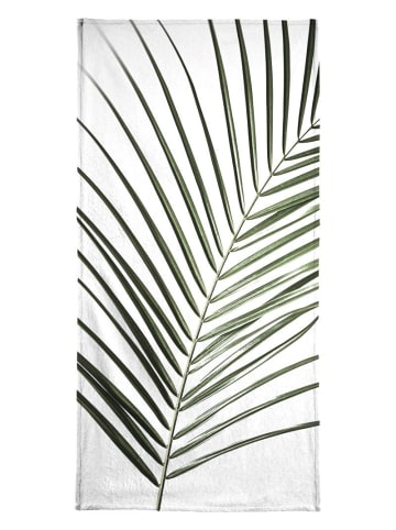 Juniqe Handtuch "Palm Leaves 8" in Grün & Weiß