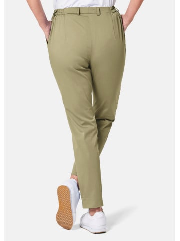 GOLDNER Kurzgröße:  Sportive Hose Carla aus Satin in schilf