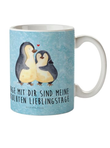 Mr. & Mrs. Panda Tasse Pinguin umarmen mit Spruch in Eisblau