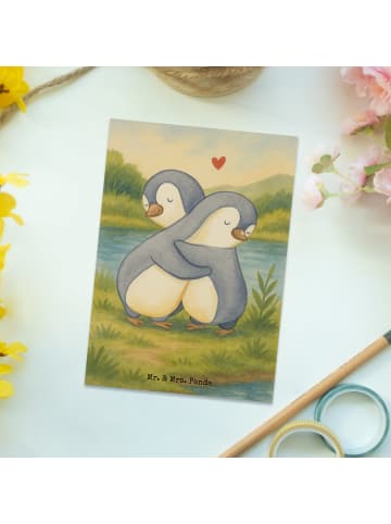 Mr. & Mrs. Panda Postkarte Pinguine Kuscheln Design ohne Spruch in Weiß