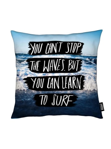 Juniqe Kissen "Learn to Surf" in Blau & Schwarz