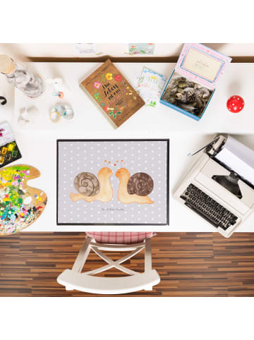 Mr. & Mrs. Panda Schreibtischunterlage Schnecken Liebe ohne Spruch in Grau Pastell