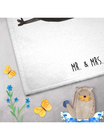 Mr. & Mrs. Panda Handtuch Stinktier Sitzen ohne Spruch in Weiß