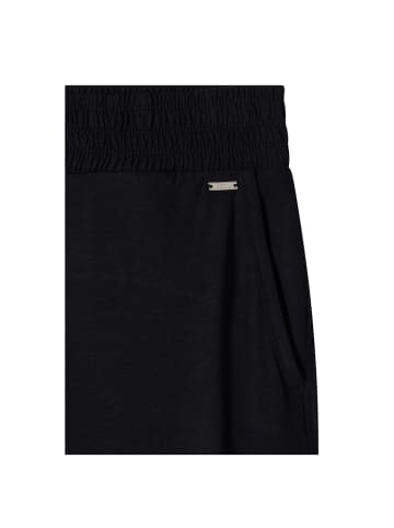 Cecil Capri in Black