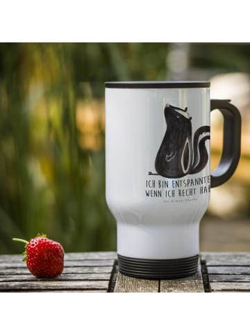 Mr. & Mrs. Panda Kaffeebecher Stinktier Sitzen mit Spruch in Weiß