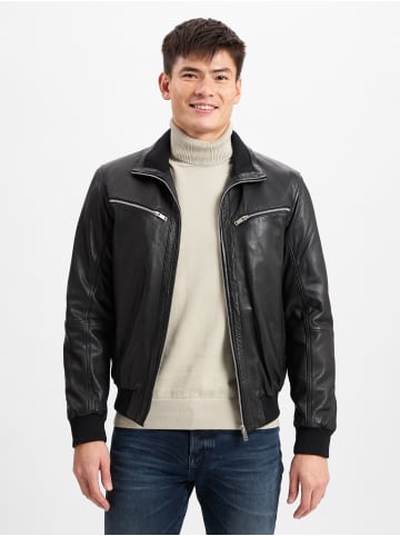 Andrew James Jacke in schwarz