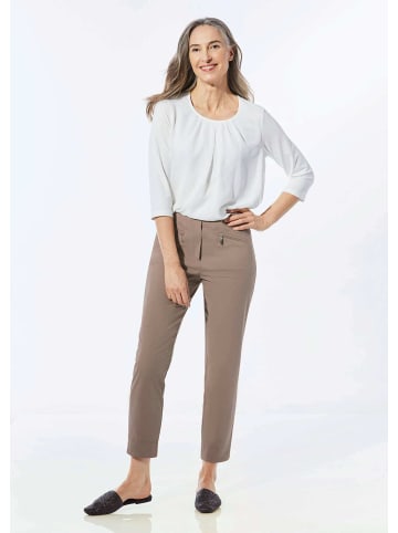 GOLDNER Kurzgröße:  Stretchhose LOUISA mit Taschen in taupe