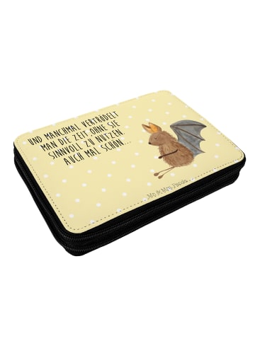 Mr. & Mrs. Panda Federmappe Fledermaus Sitzen mit Spruch in Gelb Pastell