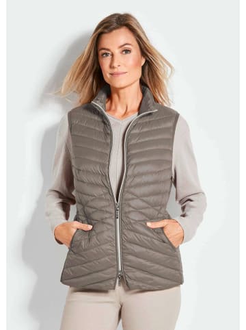 GOLDNER Kurzgröße: Taillierte Daunenweste mit Stehkragen in taupe