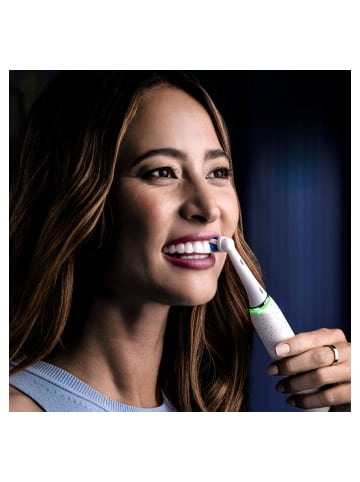 Oral-B Elektrische Zahnbürste "iO Series 10 + Lade-Reiseetui" in Weiß