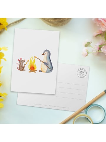 Mr. & Mrs. Panda Postkarte Pinguin Lagerfeuer ohne Spruch in Weiß