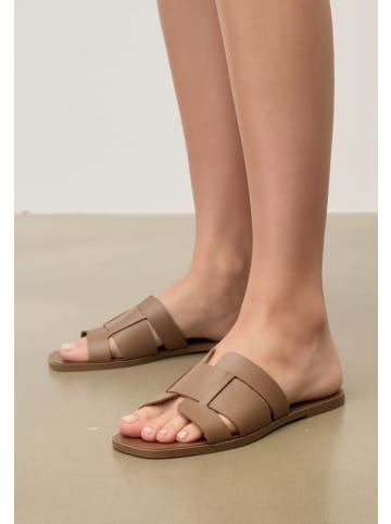 Kazar Slipper in Taupe