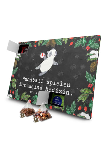 Mr. & Mrs. Panda Adventskalender Panda Handball spielen mit Spruch in Kreidetafel