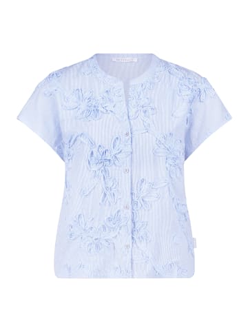 BETTY & CO Hemdbluse mit Stickerei in Weiß/Hellblau