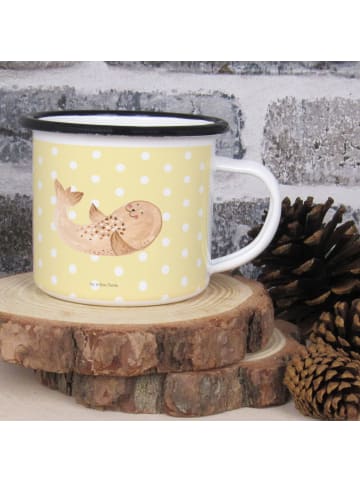 Mr. & Mrs. Panda XL Emaille Tasse Robbe Liegen ohne Spruch in Gelb Pastell