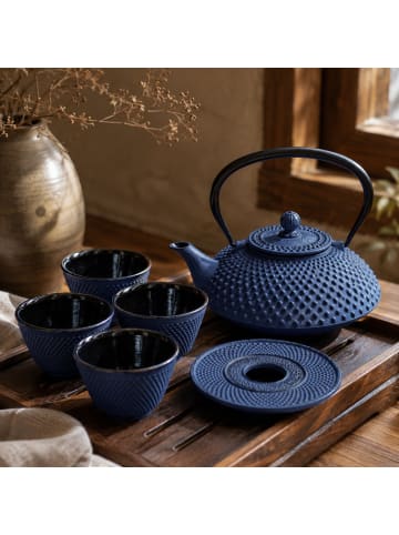 AROMELIO Gusseiserner Teekessel mit Sieb in Marineblau, (B) 20 x (H) 16,5 x (L) 20 cm