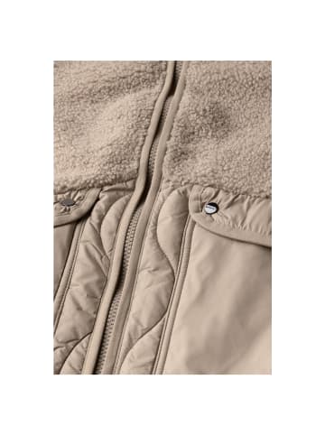 Street One Mantel in reef sand