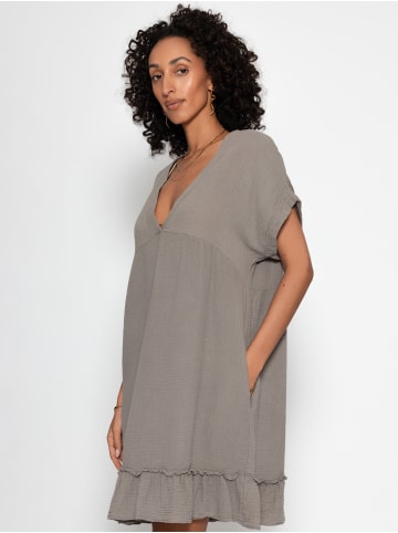 SASSYCLASSY Musselin Kleid mit V-Ausschnitt in Taupe