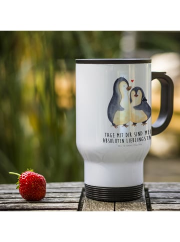 Mr. & Mrs. Panda To-Go-Becher Pinguin umarmen mit Spruch in Weiß