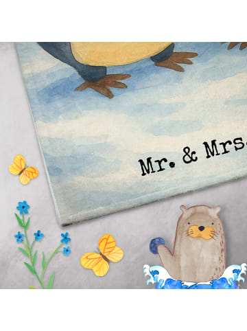 Mr. & Mrs. Panda Gästehandtuch Pinguin umarmen Design ohne Spruch in Weiß