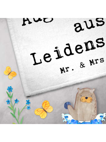Mr. & Mrs. Panda Gästehandtuch Augenoptiker Leidenschaft mit Spruch in Weiß