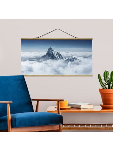 WALLART Stoffbild mit Posterleisten - Die Alpen über den Wolken in Blau