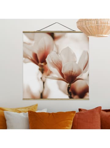 WALLART Stoffbild - Zarte Magnolienblüten im Lichtspiel in Rosa