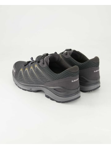 LOWA Wanderschuhe in Grau