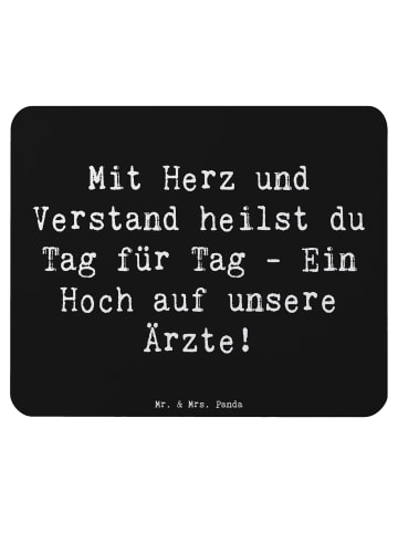 Mr. & Mrs. Panda Mauspad Spruch Arzt Herz Verstand mit Spruch in Schwarz